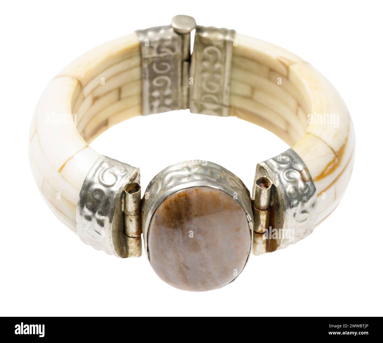 bracelet antique en os large avec pierre précieuse en travertin naturel gros plan isolé sur fond blanc Banque D'Images
