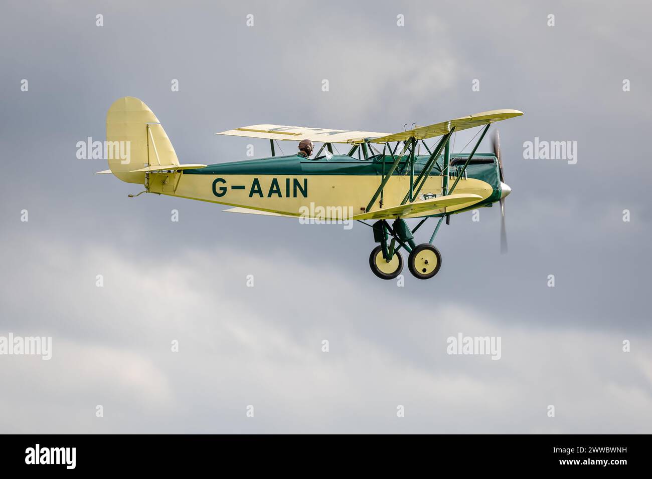 1929 Parnell Elf, aéroporté lors du spectacle aérien Race Day organisé à Shuttleworth le 1er octobre 2023. Banque D'Images