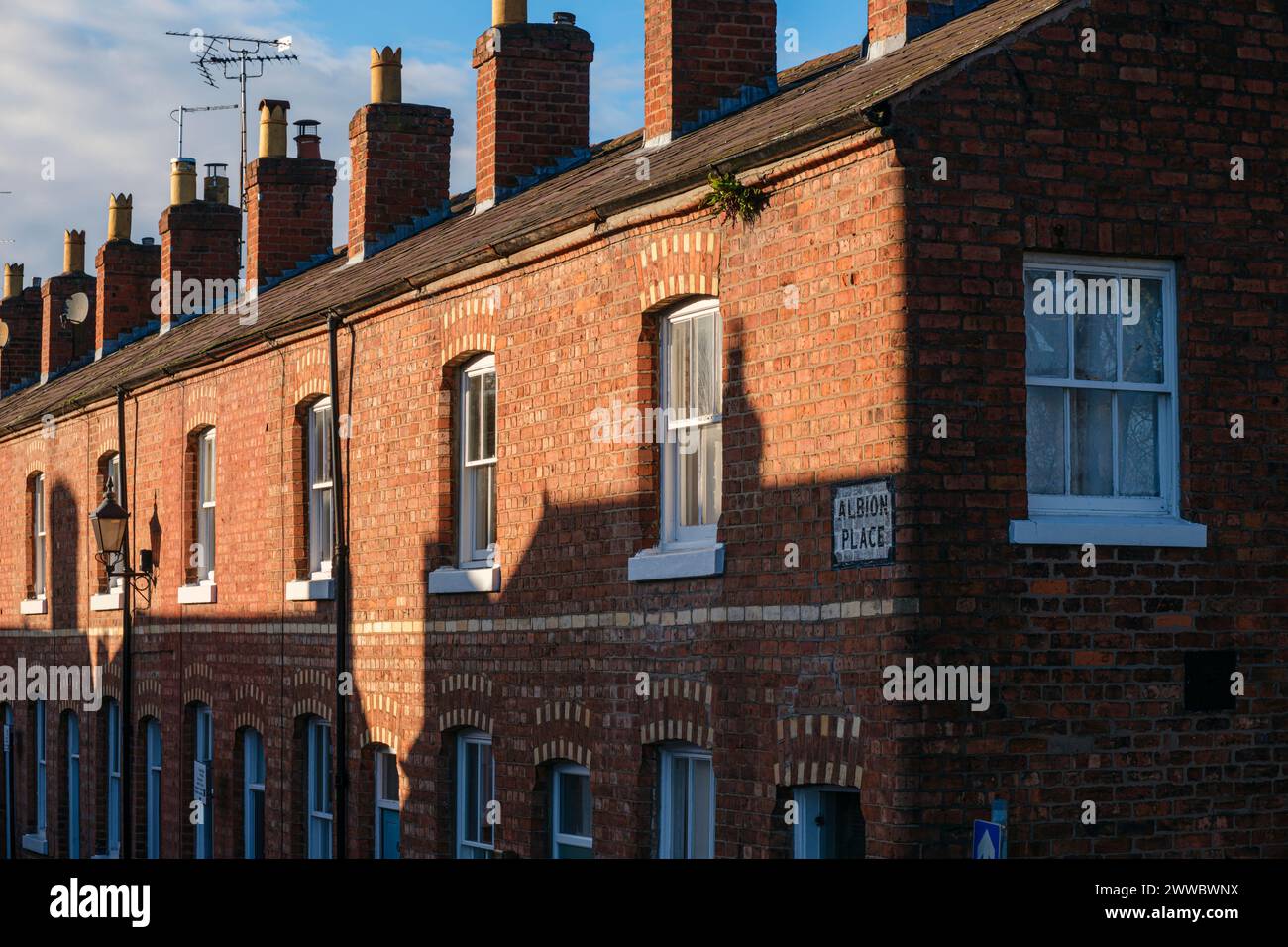 Une rue mitoyenne victorienne - Albion place, Chester, Cheshire, Angleterre, Royaume-Uni Banque D'Images