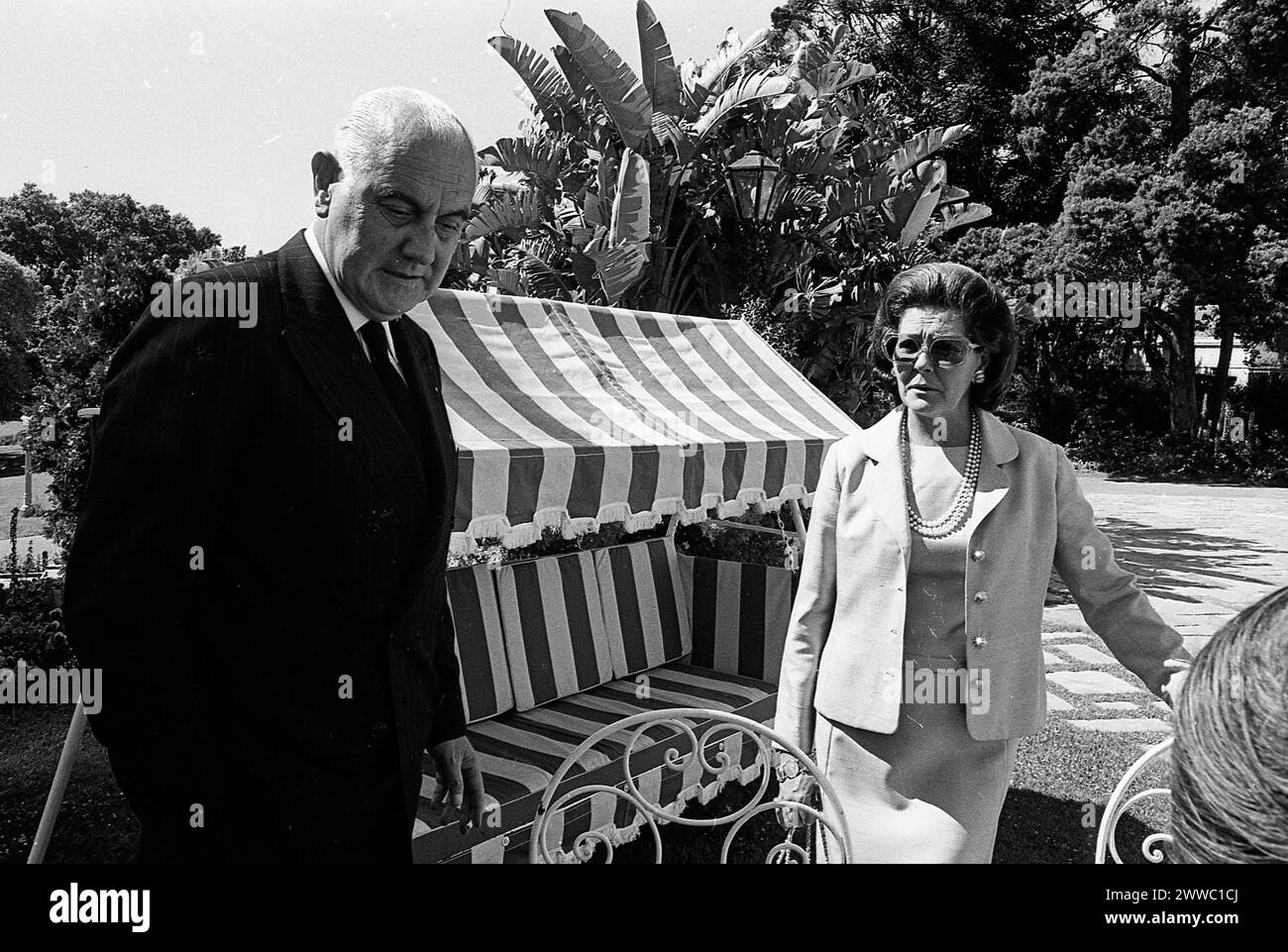 Le président argentin Alejandro Agustín Lanusse avec la première dame Ileana María Bell Bidart à la résidence présidentielle Olivos, Buenos Aires, décembre 1972. Banque D'Images Le président argentin Alejandro Agustín Lanusse avec la première dame Ileana María Bell Bidart à la résidence présidentielle Olivos, Buenos Aires, décembre 1972. Banque D'Images