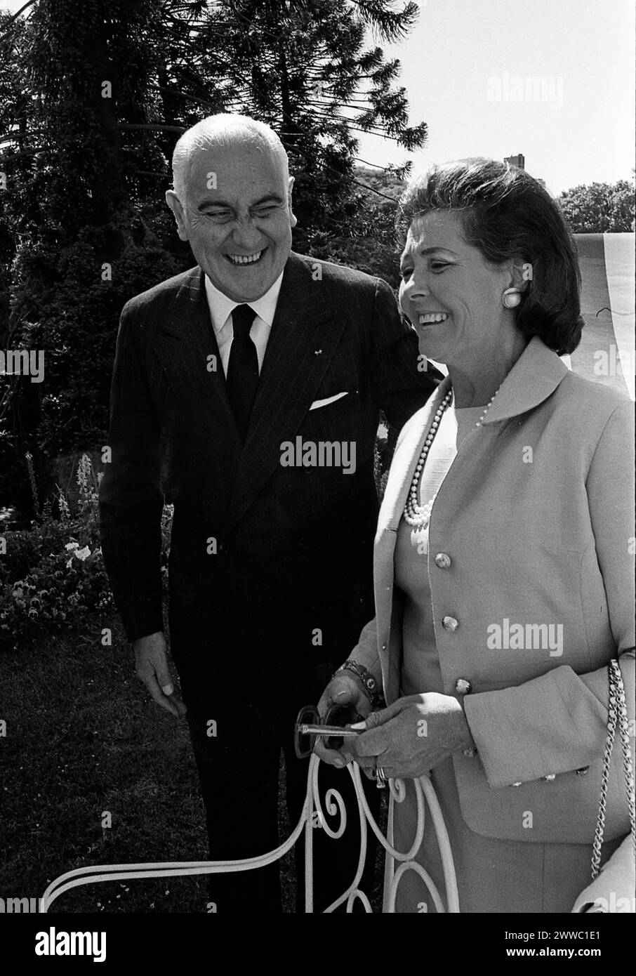 Le président argentin Alejandro Agustín Lanusse avec la première dame Ileana María Bell Bidart à la résidence présidentielle Olivos, Buenos Aires, décembre 1972. Banque D'Images Le président argentin Alejandro Agustín Lanusse avec la première dame Ileana María Bell Bidart à la résidence présidentielle Olivos, Buenos Aires, décembre 1972. Banque D'Images