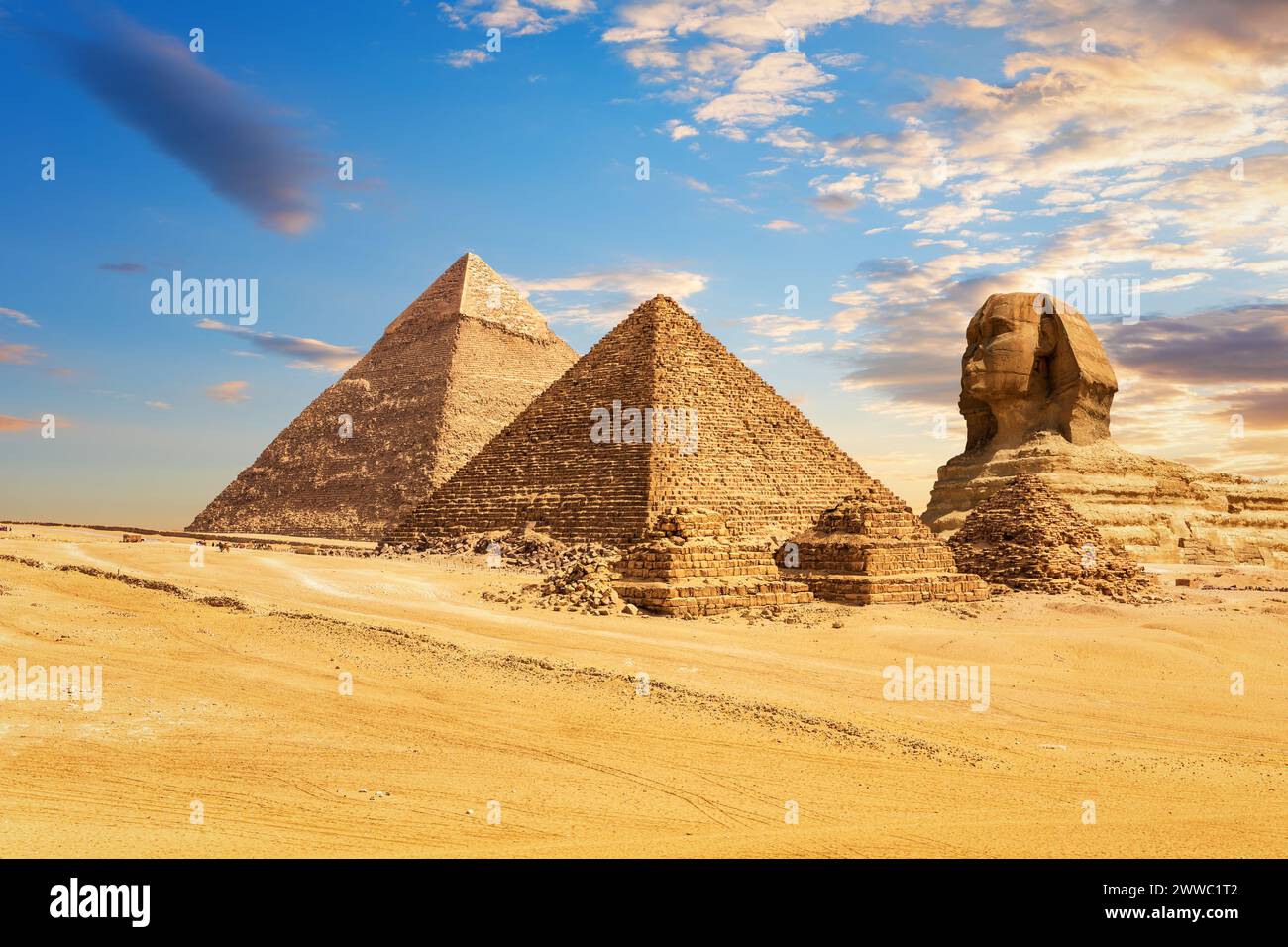 Le Sphinx de Gizeh à côté des pyramides d'Egypte et ses compagnons dans les sables du désert de Gizeh, Egypte Banque D'Images