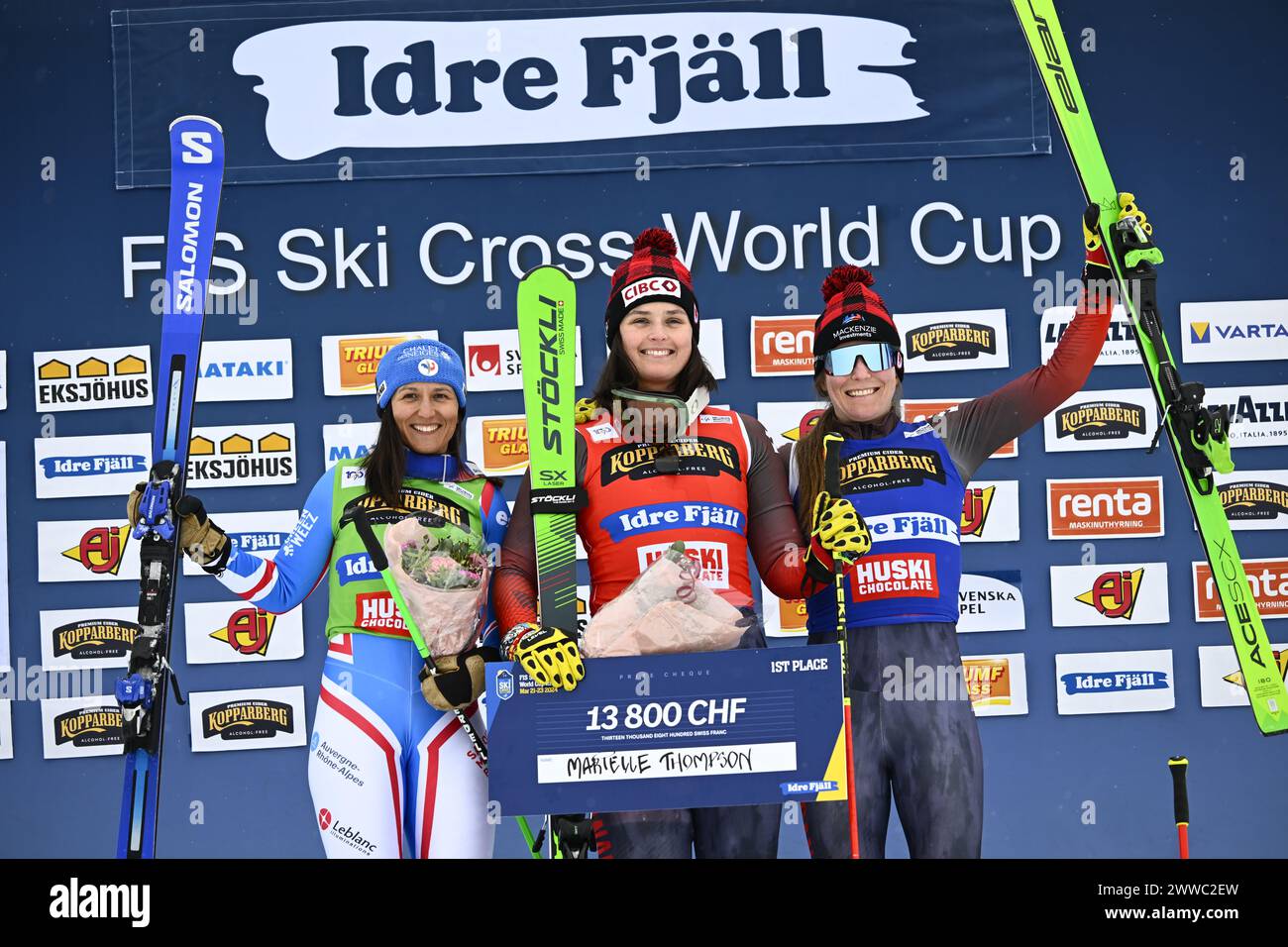 Marielle Thompson, Canada, (rouge) remporte la grande finale féminine, Marielle Berger Sabbatel, France (gauche) a terminé deuxième et à droite Brittany Phelan (bleu) troisième lors de la Coupe du monde de ski cross FIS à Idre Fjäll, Suède Marsch 23, 2024. Photo : Anders Wiklund / TT / Code 10040 Banque D'Images