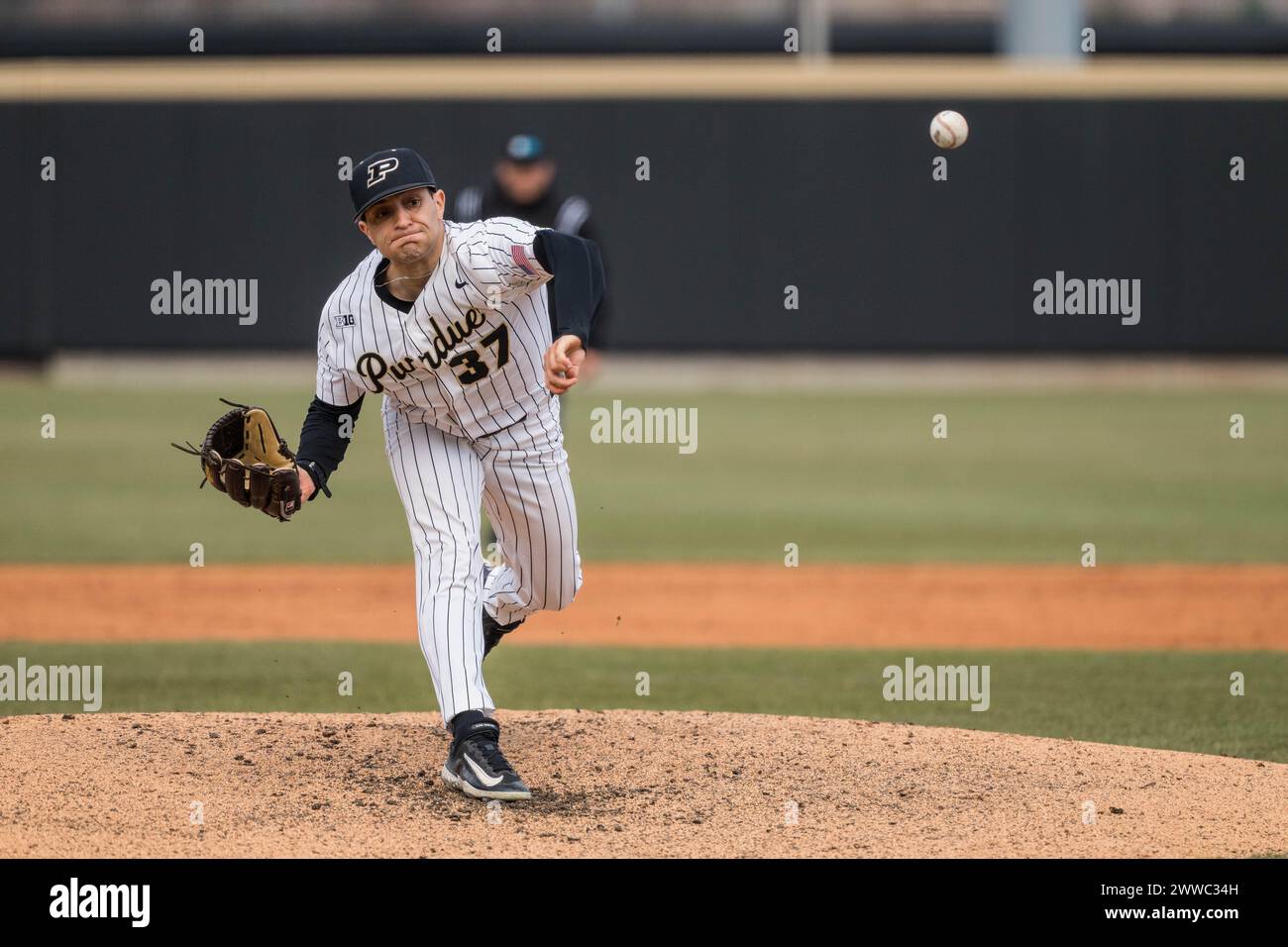 West Lafayette, Indiana, États-Unis. 22 mars 2024. JORDAN MORALES (37) de Purdue livre un terrain lors du match de baseball de la NCAA entre les Hawkeyes de l'Iowa et les Boilermakers de Purdue, vendredi 23 mars 2024, à Alexander Field à West Lafayette, Ind Purdue a gagné le match 10-3. (Crédit image : © David Wegiel/ZUMA Press Wire) USAGE ÉDITORIAL SEULEMENT! Non destiné à UN USAGE commercial ! Banque D'Images