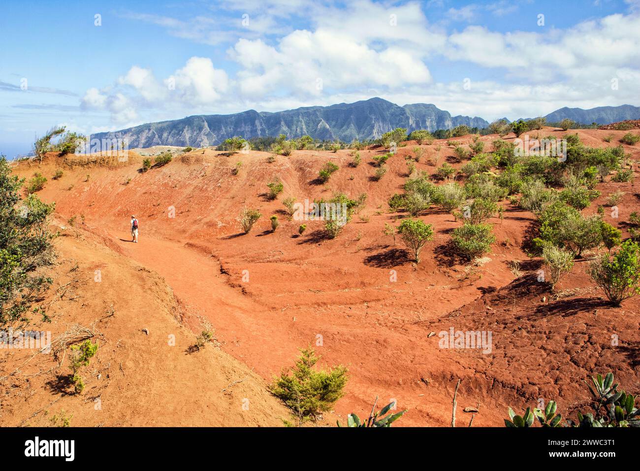 Randonneur sur terre rouge, Agulo, La Gomera, Canary Islands, Spain Banque D'Images
