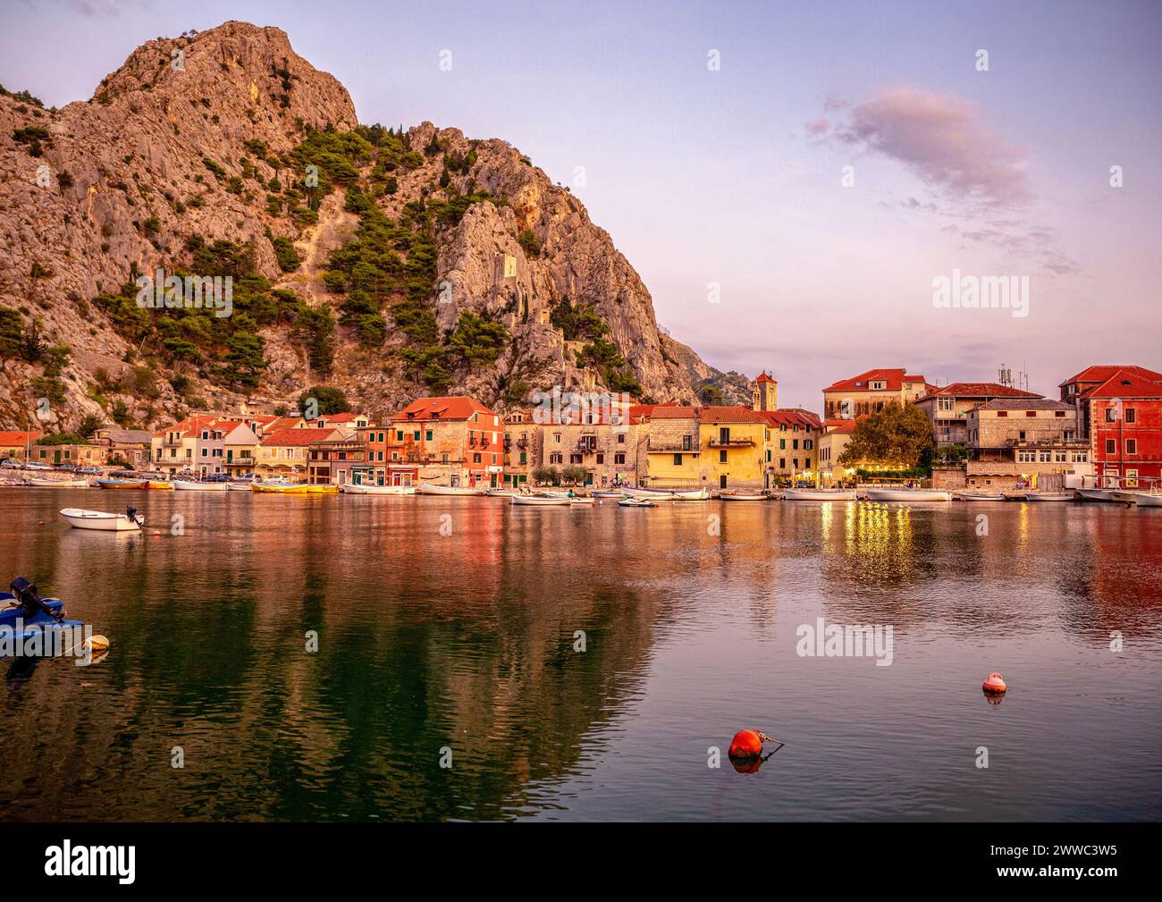 Croatie, comté de Split-Dalmatie, omis, ville côtière située au confluent de la mer Adriatique et de la rivière Cetina au crépuscule Banque D'Images