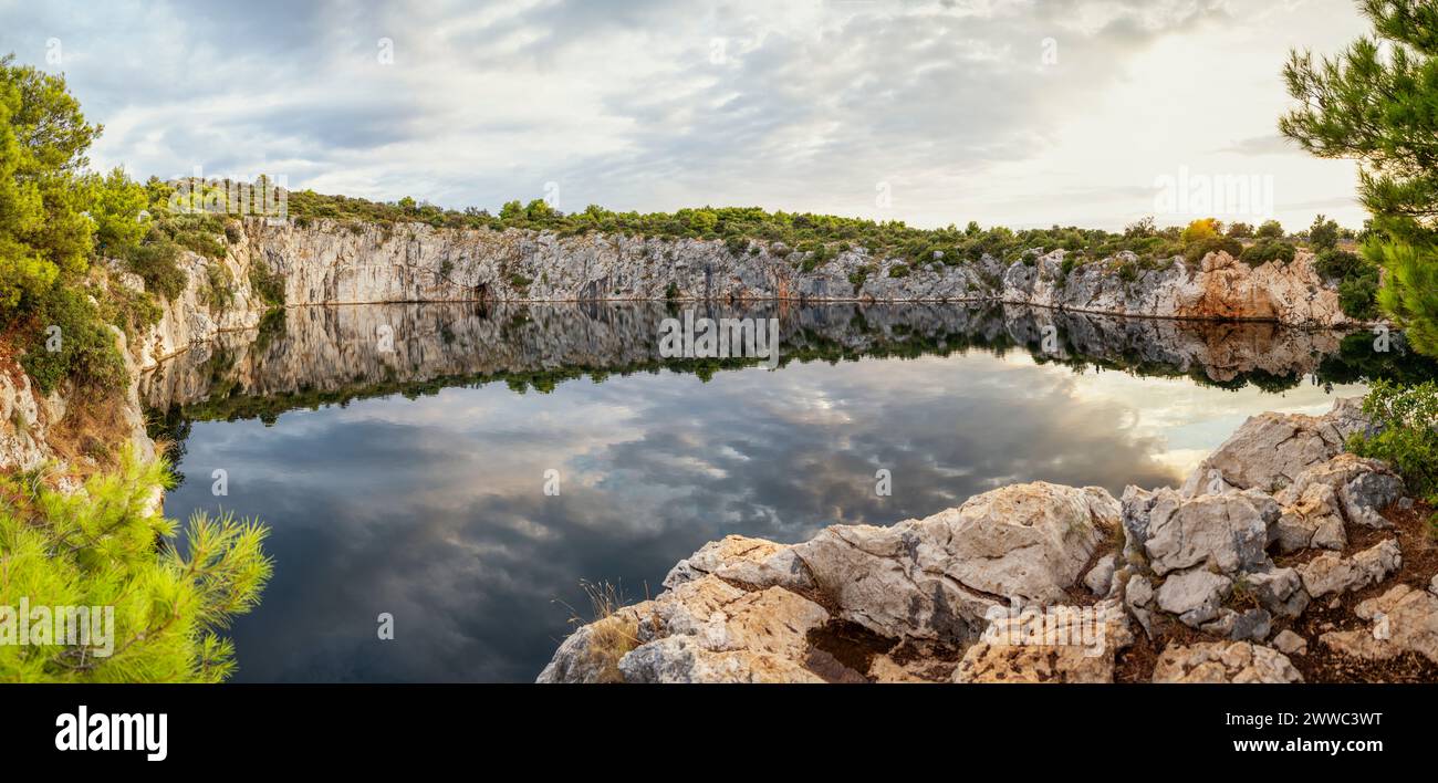 Reflet des nuages au lac Dragon's Eye, Rogoznica, Croatie Banque D'Images