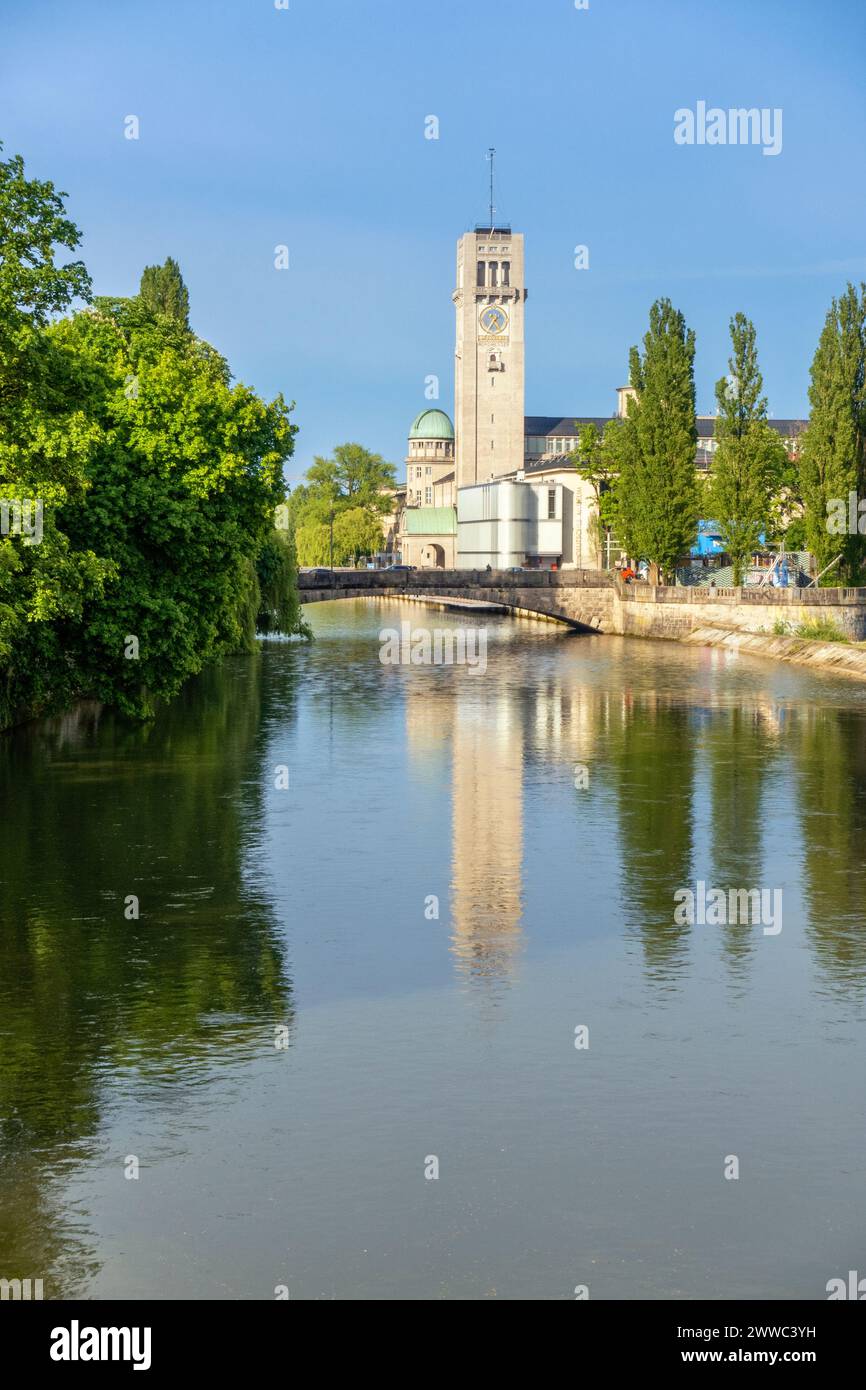 Allemagne, Bavière, Munich, Pont de l'Arc sur la rivière Isar avec tour du Deutsches Museum en arrière-plan Banque D'Images