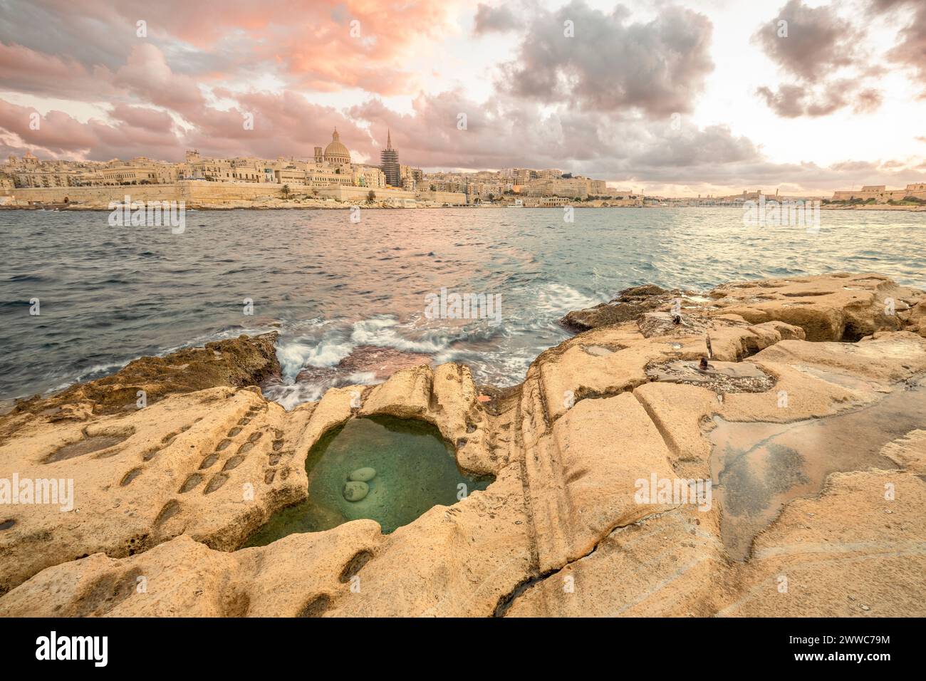 Malte, région sud-est, Sliema, péninsule de Tigne point au crépuscule nuageux Banque D'Images
