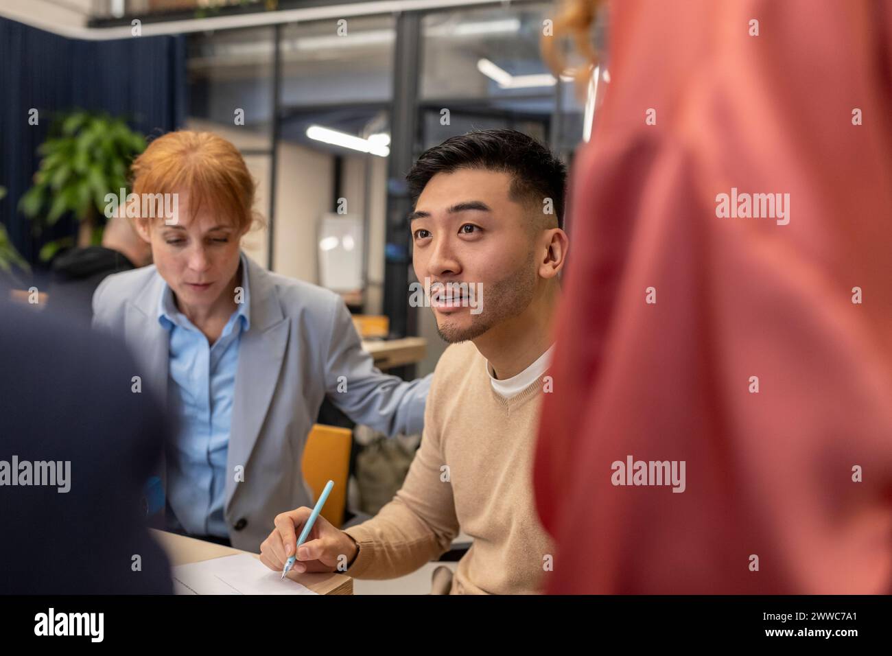 Stratégie de planification des hommes d'affaires avec des collègues en réunion au bureau Banque D'Images