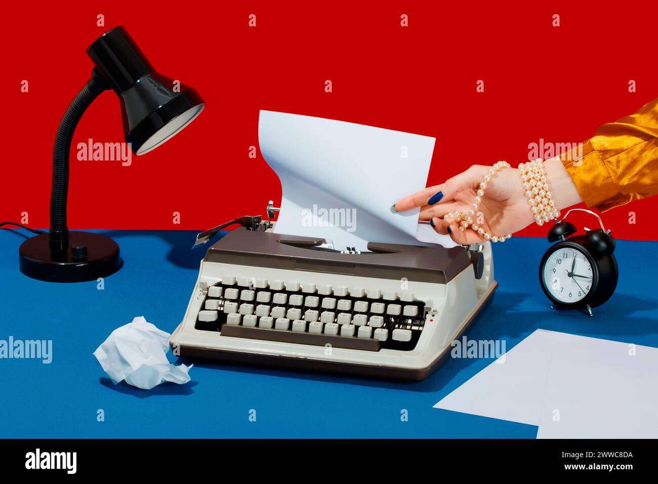Machine à écrire retirer le papier de la machine à écrire sur le bureau Banque D'Images