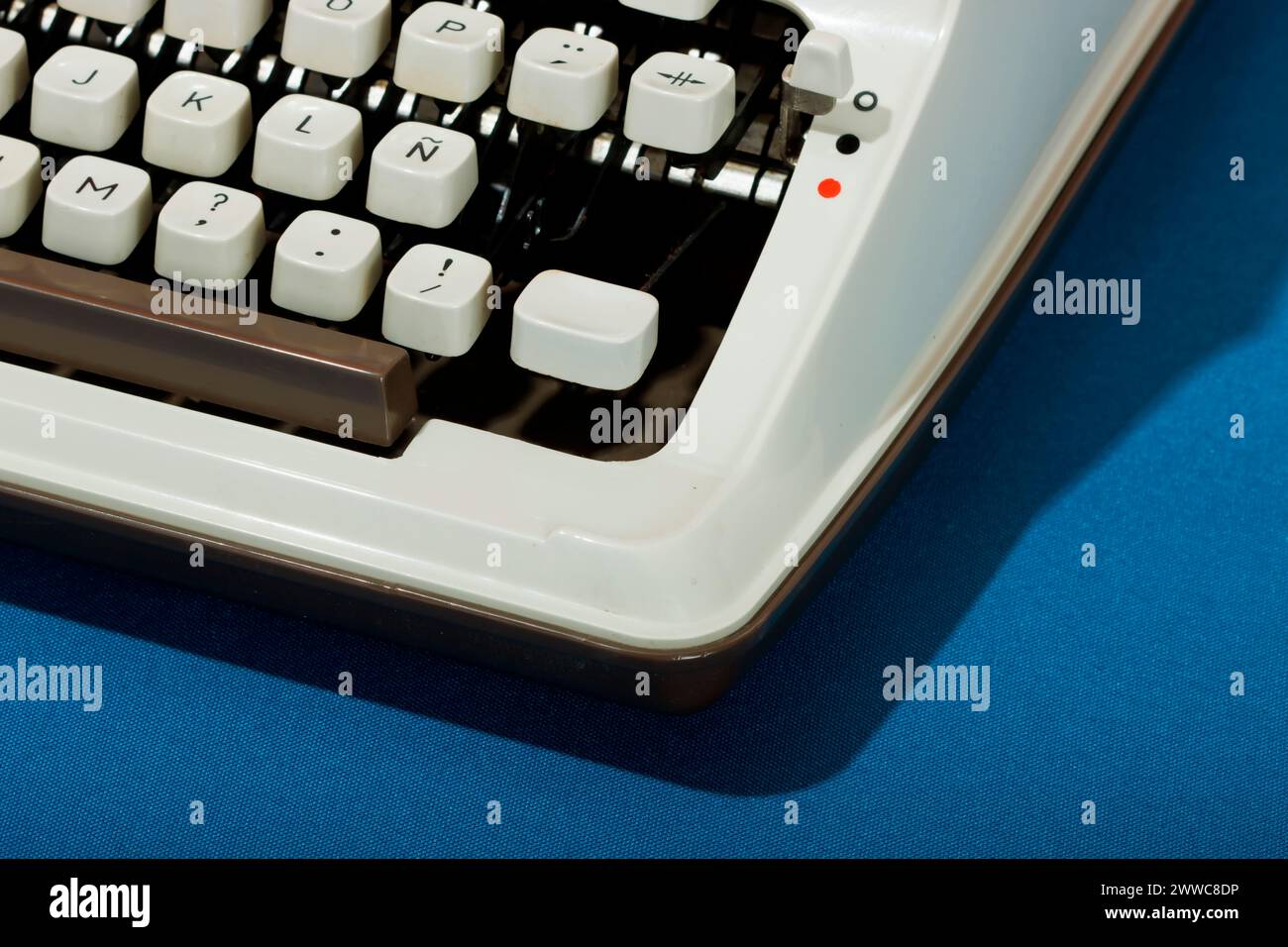 Machine à écrire rétro sur fond bleu Banque D'Images