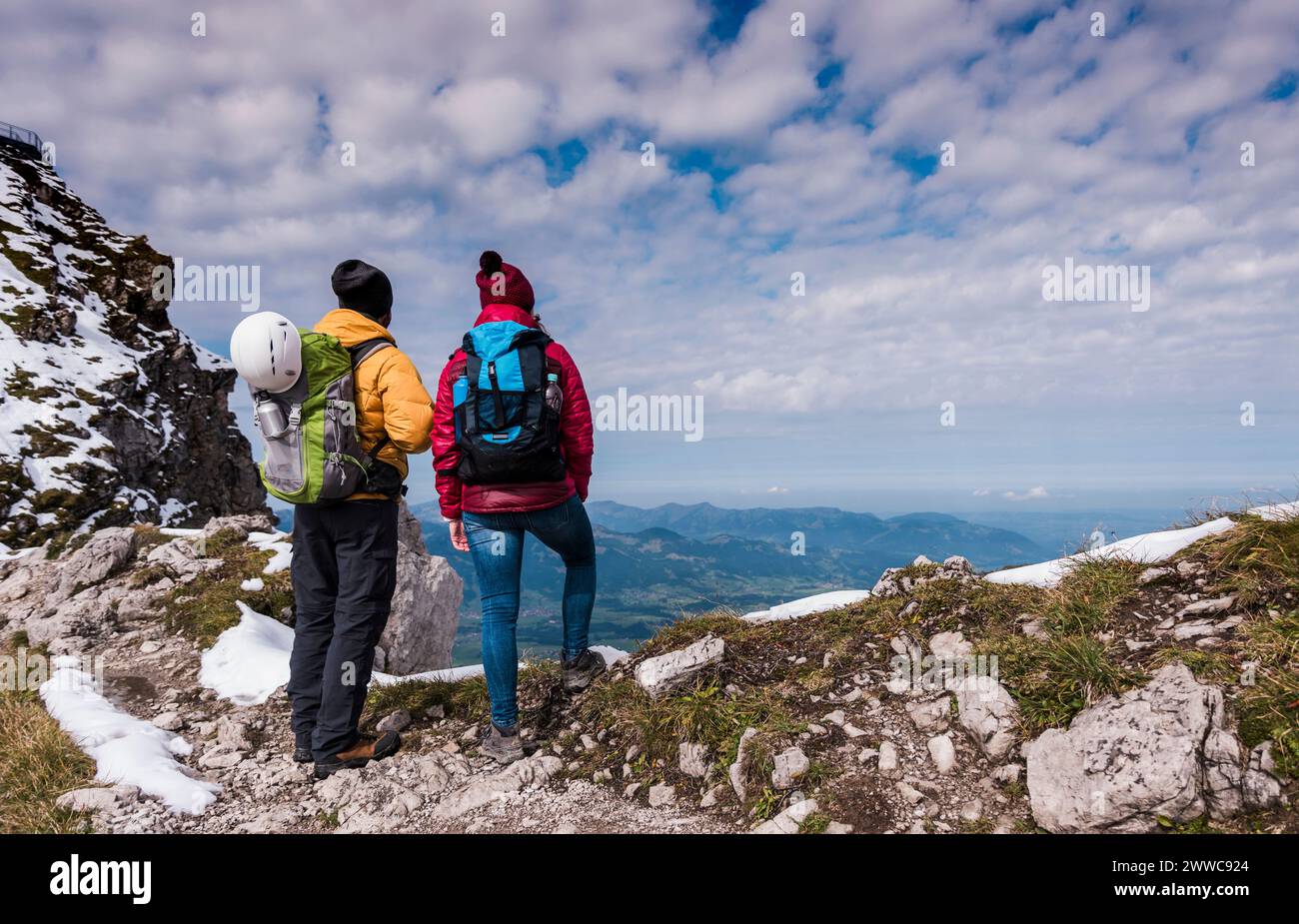 Randonneurs debout et regardant les Alpes bavaroises en Allemagne Banque D'Images