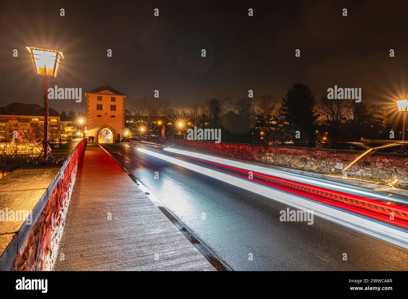 Allemagne, Hesse, Limburg an der Lahn, traînées de lumière de véhicule le long de la route asphaltée la nuit Banque D'Images