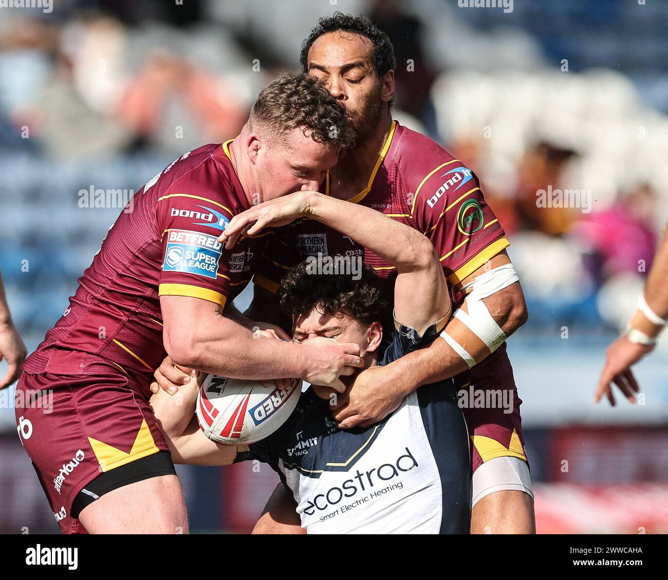 Lewis Martin Hull FC est affronté par Adam Milner des Huddersfield Giants et Leroy Cudjoe des Huddersfield Giants lors du match de sixième ronde de la Betfred Challenge Cup Huddersfield Giants vs Hull FC au John Smith's Stadium, Huddersfield, Royaume-Uni, 23 mars 2024 (photo de Mark Cosgrove/News images) Banque D'Images