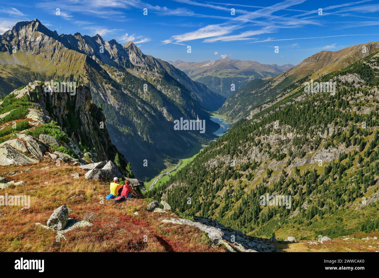 Autriche, Tyrol, deux randonneurs faisant une pause le long du sentier Aschaffenburger Hohenweg dans les Alpes du Zillertal Banque D'Images
