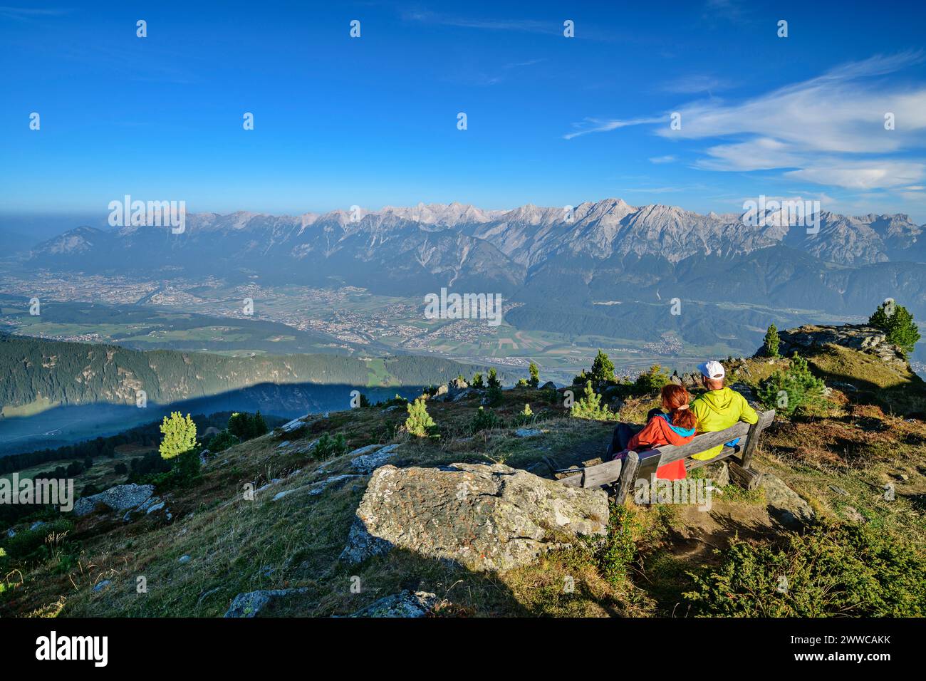 Autriche, Tyrol, deux randonneurs faisant une pause sur le banc de montagne Banque D'Images