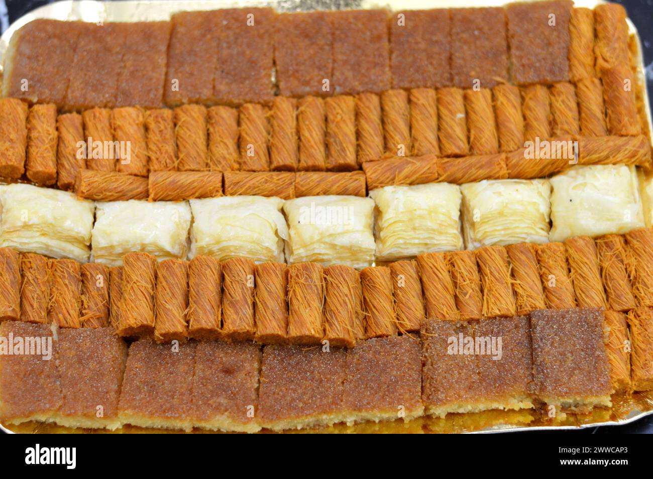 Cuisine de bonbons arabes, desserts moyen-orientaux, syriens, égyptiens et turcs de délicieuse collection de desserts traditionnels du Ramadan de basbosa, konaf Banque D'Images