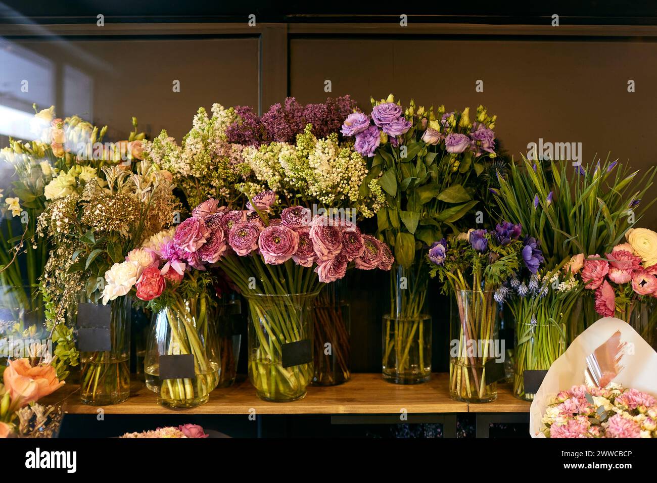 Diverses fleurs sur la table au magasin de fleurs Banque D'Images