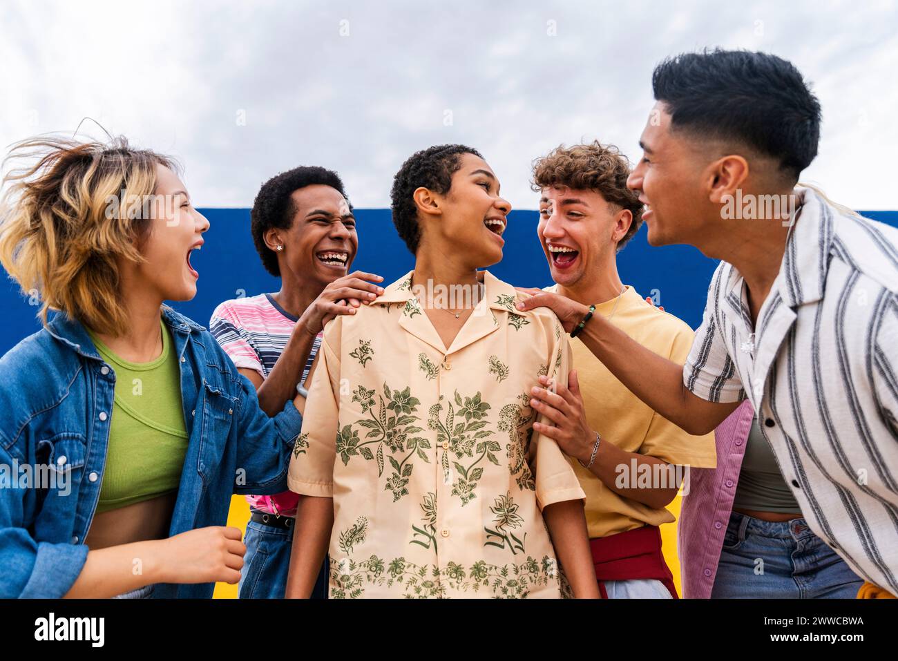 Groupe d'amis sont heureux pour la jeune femme et l'encourageant Banque D'Images