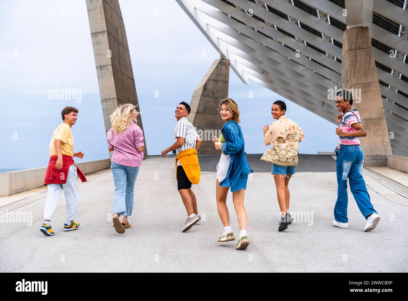 Groupe diversifié de jeunes amis avec des vêtements colorés ayant le joughether amusant Banque D'Images
