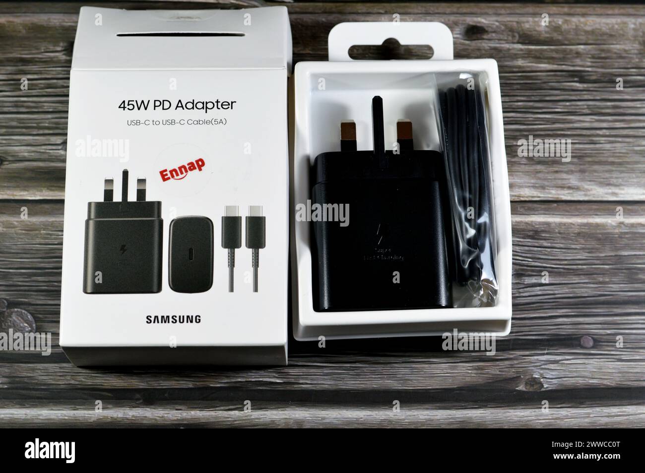 Le Caire, Égypte, 22 mars 2024 : Samsung 45W PD adaptateur USB-C à USB-C câble 5A, chargeur super rapide pour les téléphones portables phares comme Samsung S série S23 et Banque D'Images