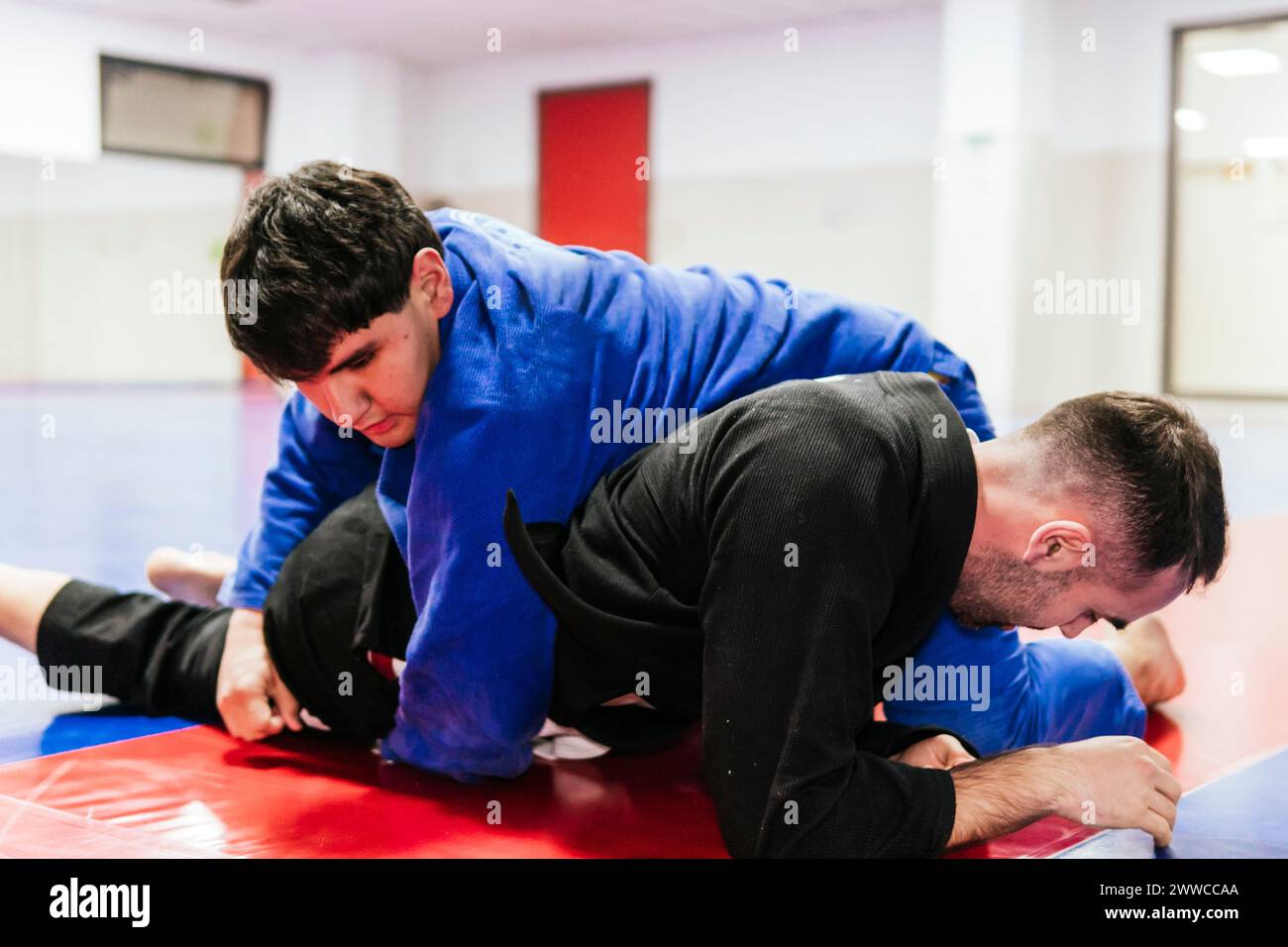 Les athlètes pratiquant l'entraînement d'arts martiaux au dojo Banque D'Images