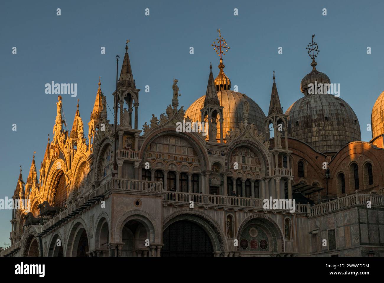 Italie, Vénétie, Venise, extérieur de équipé Marque Cathédrale au crépuscule Banque D'Images