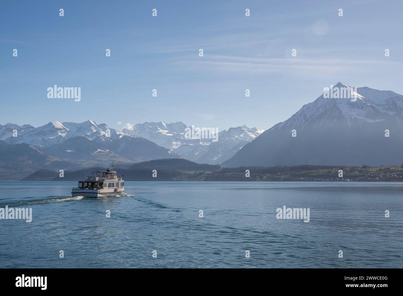 Suisse, Canton de Berne, Thoune, bateau naviguant sur le lac de Thoune Banque D'Images