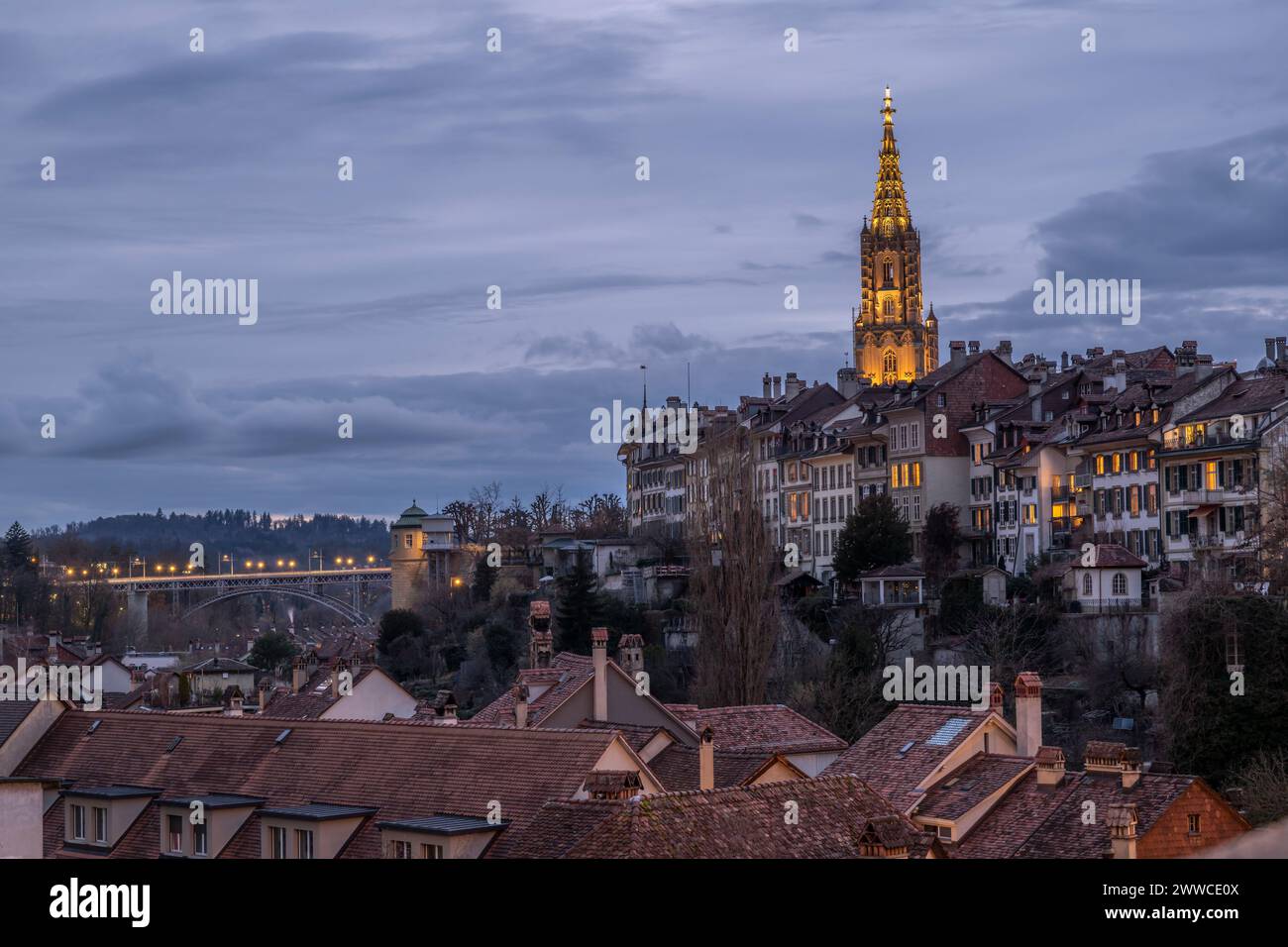 Suisse, Canton de Berne, Berne, toits résidentiels au crépuscule avec Berne Minster en arrière-plan Banque D'Images