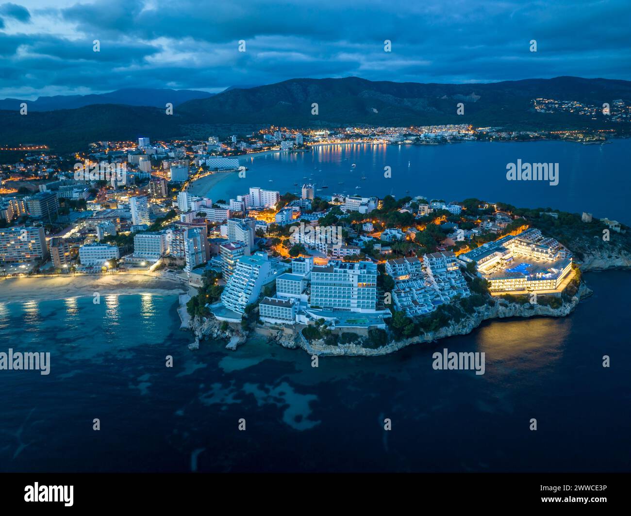 Espagne, Îles Baléares, Magaluf, vue aérienne de la baie de Majorque au crépuscule Banque D'Images