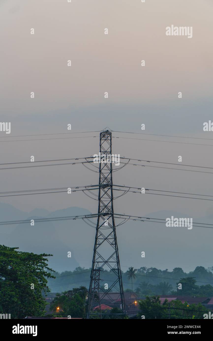 Les poteaux à haute tension sont utilisés pour transporter l'électricité pour l'industrie et les gens utilisent le matin. Beau ciel bleu Banque D'Images