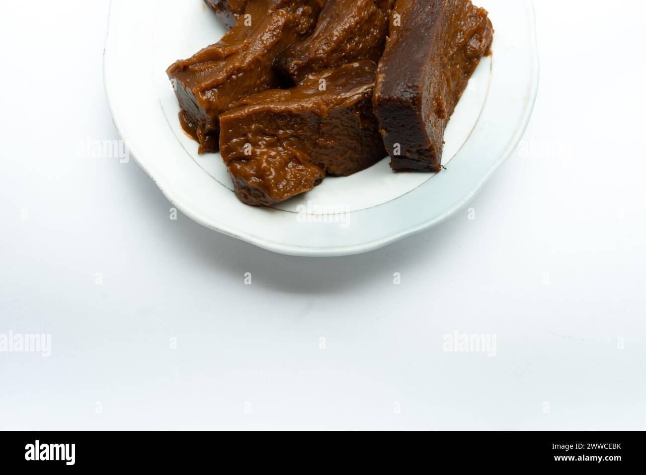 Dodol sur une assiette de service. Cette collation sucrée traditionnelle originaire d'Indonésie à base de farine de riz gluant, de lait de coco et de cassonade qui Ar Banque D'Images