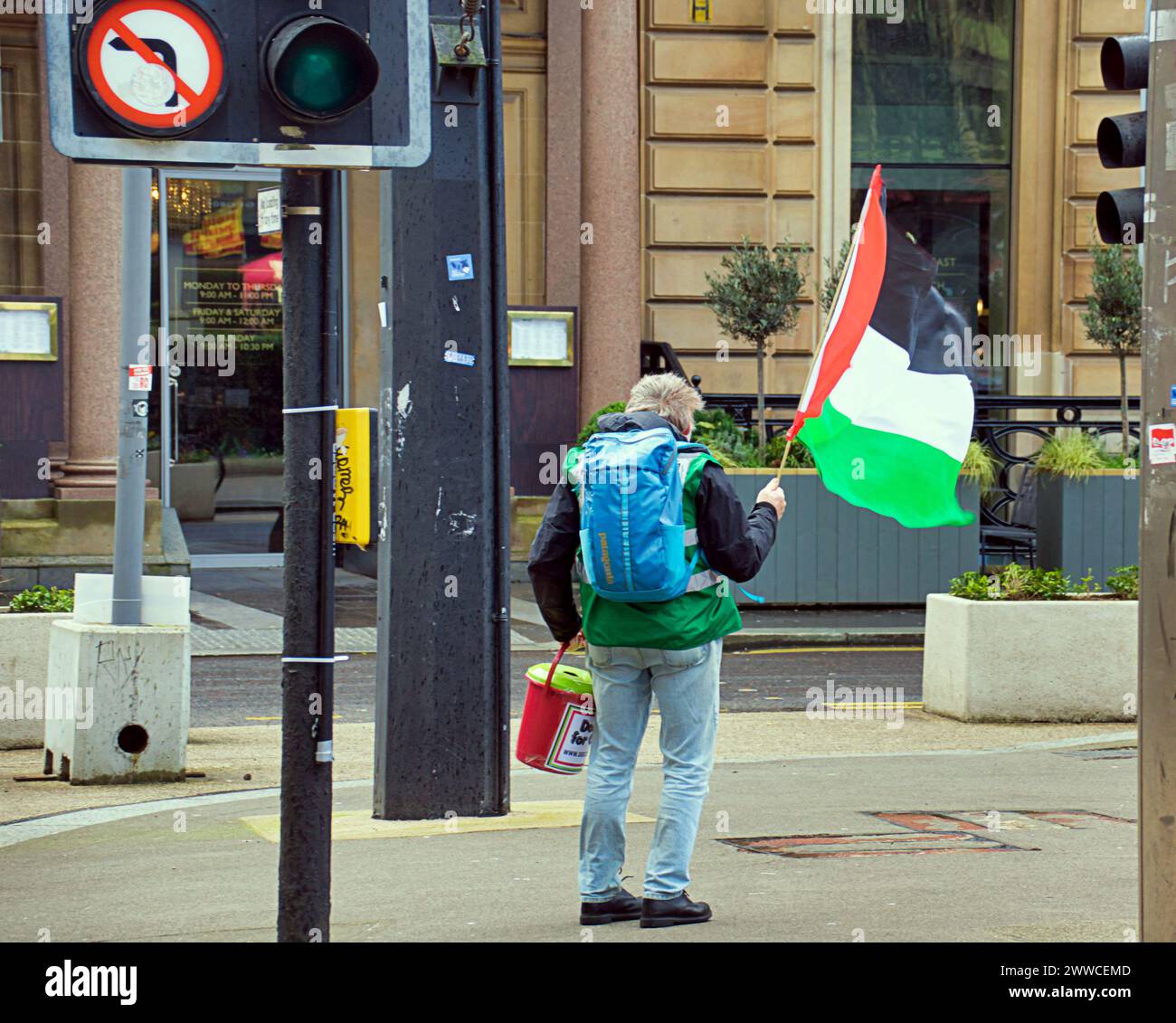 Glasgow, Écosse, Royaume-Uni. 23 mars 2024 : Météo britannique : le temps ensoleillé du printemps dans la ville a vu la police dans les rues et un collectionneur pour la palestine se rassembler sur la place george pendant que les habitants marchent dans la rue . Crédit Gerard Ferry/Alamy Live News Banque D'Images