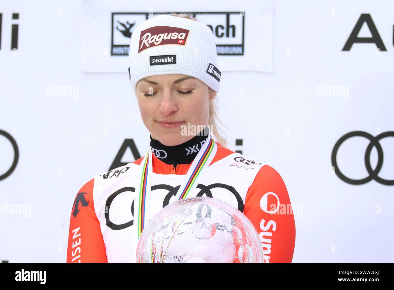 Saalbach Hinterglemm, Autriche. 23 mars 2024. Saalbach-Hinterglemm, AUTRICHE - 23 MARS : vainqueur du classement général de la Coupe du monde avec le globe de cristal lors de l'hymne national de la Suisse lors de la cérémonie de remise des finales de la Coupe du monde de ski alpin Audi FIS - descente féminine le 23 mars 2024 à Saalbach-Hinterglemm, Autriche.240323 SEPA 07 079 - 20240323 PD5168 crédit: APA-defacto Datenbank und Contentmanagement GmbH/Alamy Live News Banque D'Images