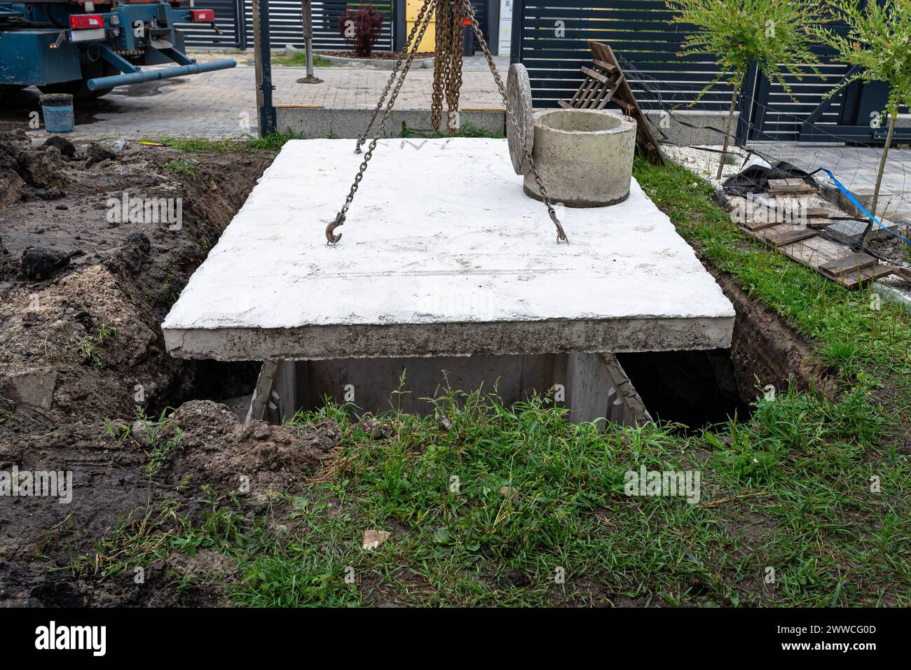 Fosse septique en béton d'une capacité de 10 m3 située dans le jardin à côté de la maison, couvercle visible avec trou d'homme. Banque D'Images