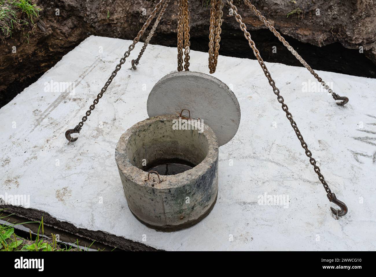 Fosse septique en béton d'une capacité de 10 m3 située dans le jardin à côté de la maison, couvercle visible avec trou d'homme. Banque D'Images