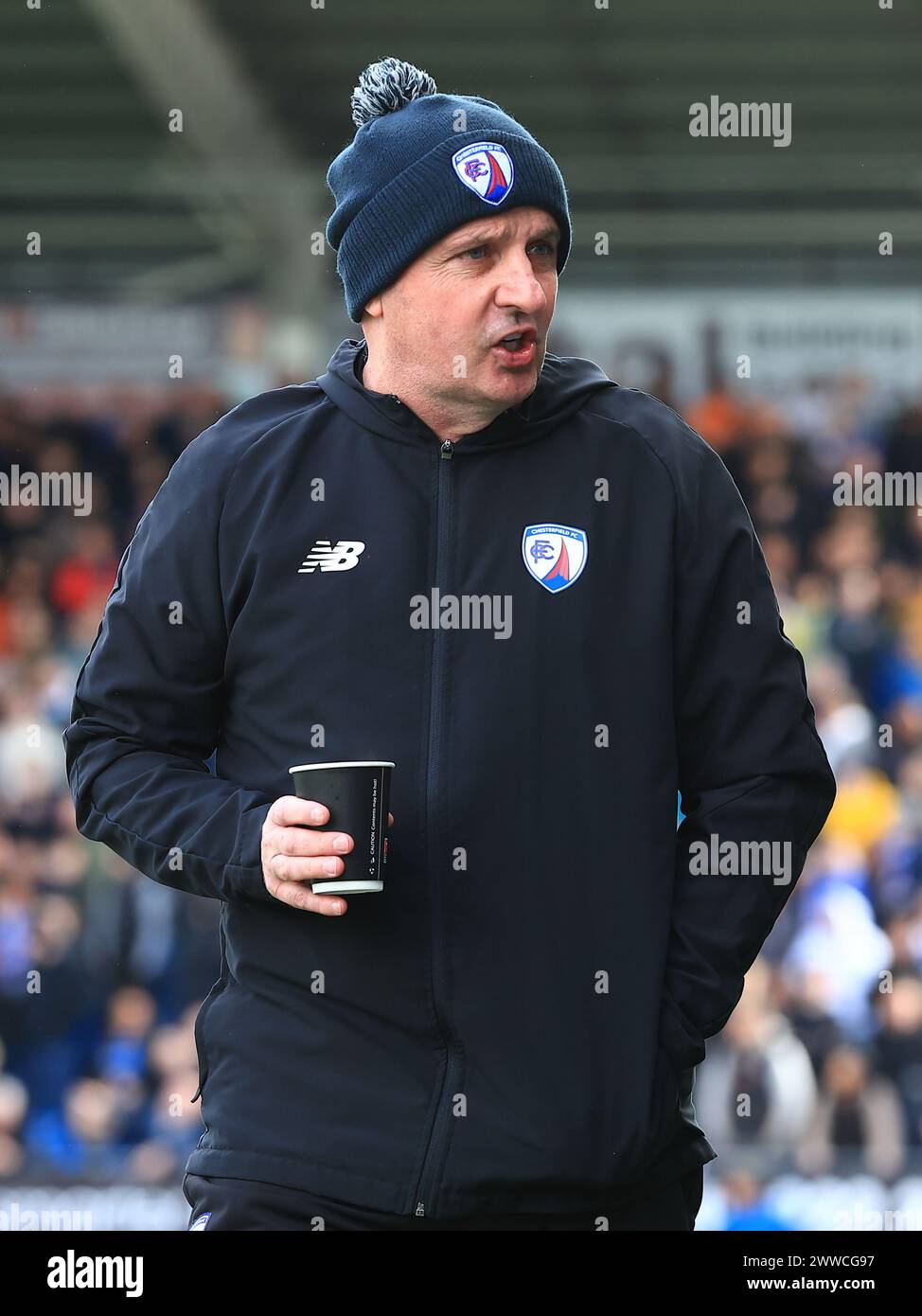 Paul Cook, entraîneur de Chesterfield, se prépare pour le coup d'envoi du match Chesterfield FC contre Boreham Wood FC Vanarama National League au SMH Group Stadium, Chesterfield, Angleterre, Royaume-Uni, le 23 mars 2024 Banque D'Images