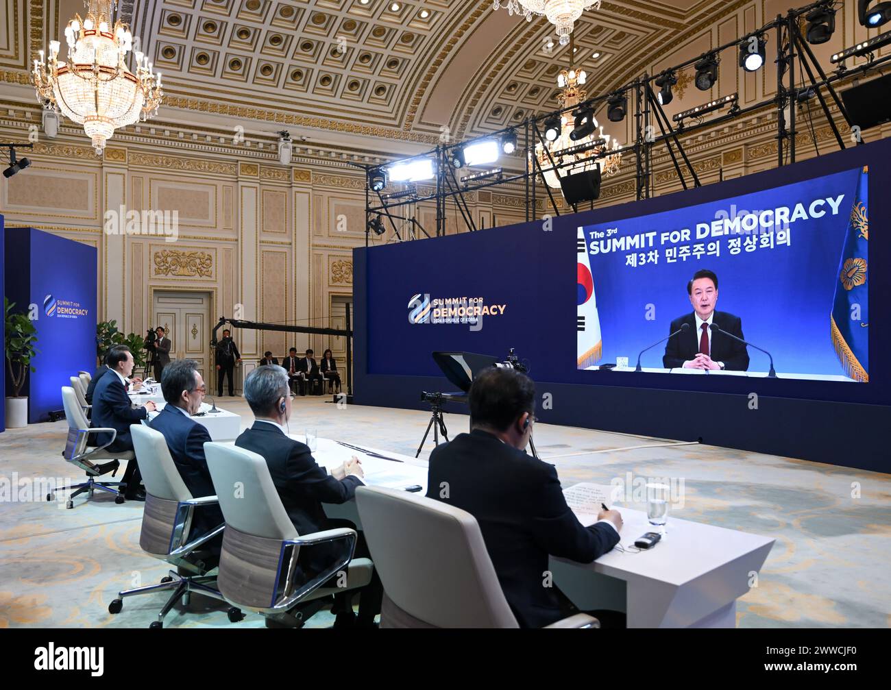 (240323) -- SÉOUL, 23 mars 2024 (Xinhua) -- le président sud-coréen Yoon Suk-yEOL assiste à une réunion lors du troisième Sommet pour la démocratie à Séoul, Corée du Sud, le 20 mars 2024. (Bureau présidentiel de la Corée du Sud/distribution via Xinhua) Banque D'Images