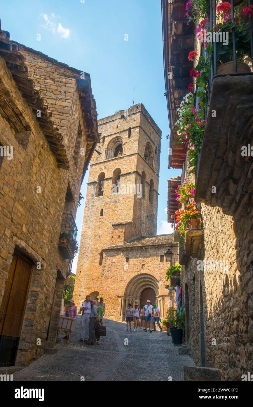 Rue et l'église. Ainsa, province de Huesca, Aragon, Espagne. Banque D'Images