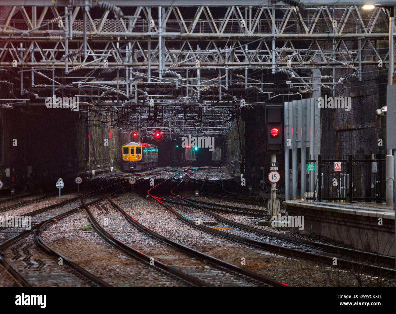 Dernier train Northern Rail classe 319 en service, 319368 passant Lime Street Cutting, Liverpool le dernier jour de service, le 2 janvier 2024 Banque D'Images