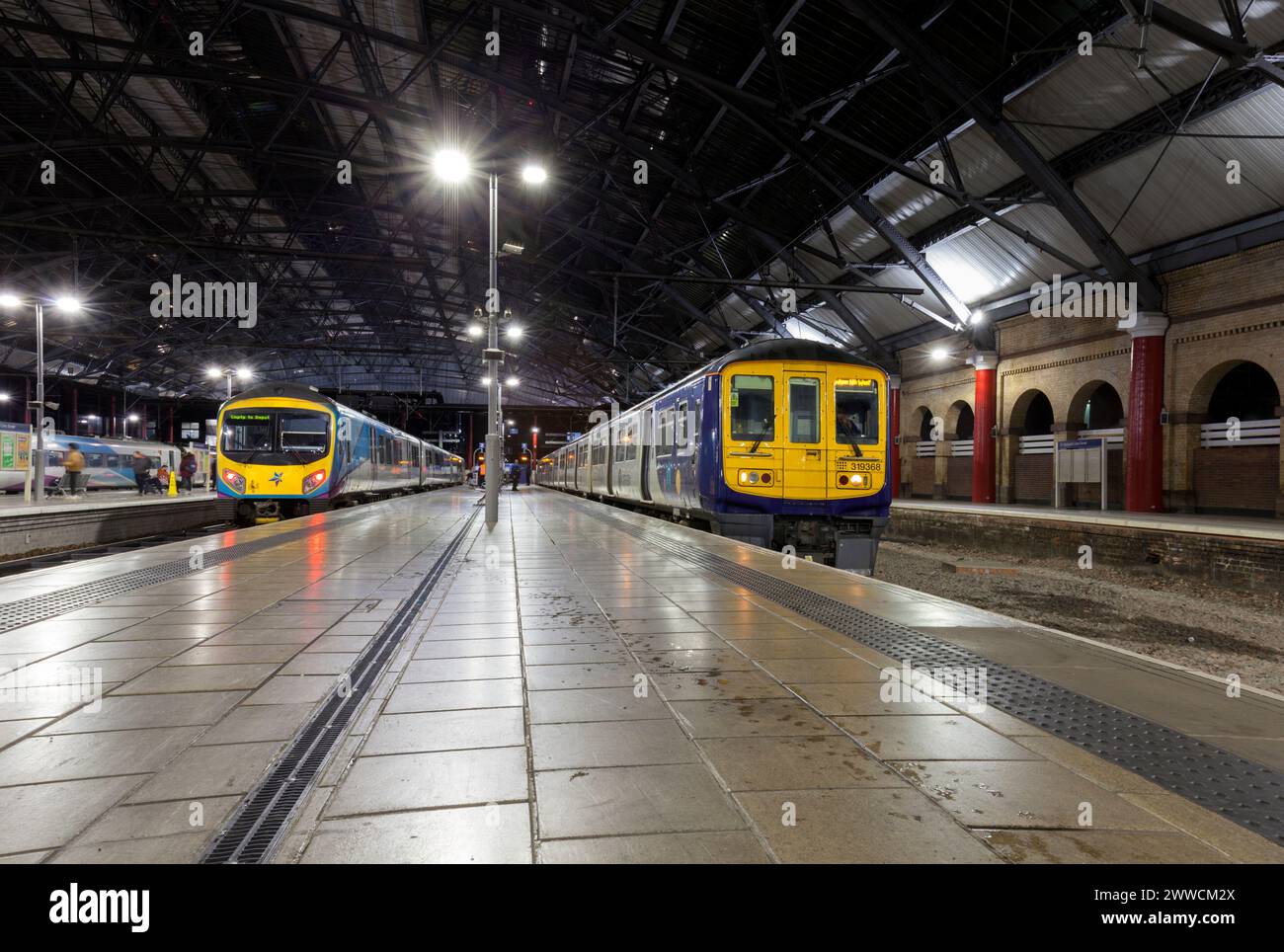 Dernière classe Northern Rail 319, 319368 (à droite) à Liverpool Lime Street lors de son dernier jour de service avec un TransPennine Express classe 185, le 2 janvier 2024 Banque D'Images