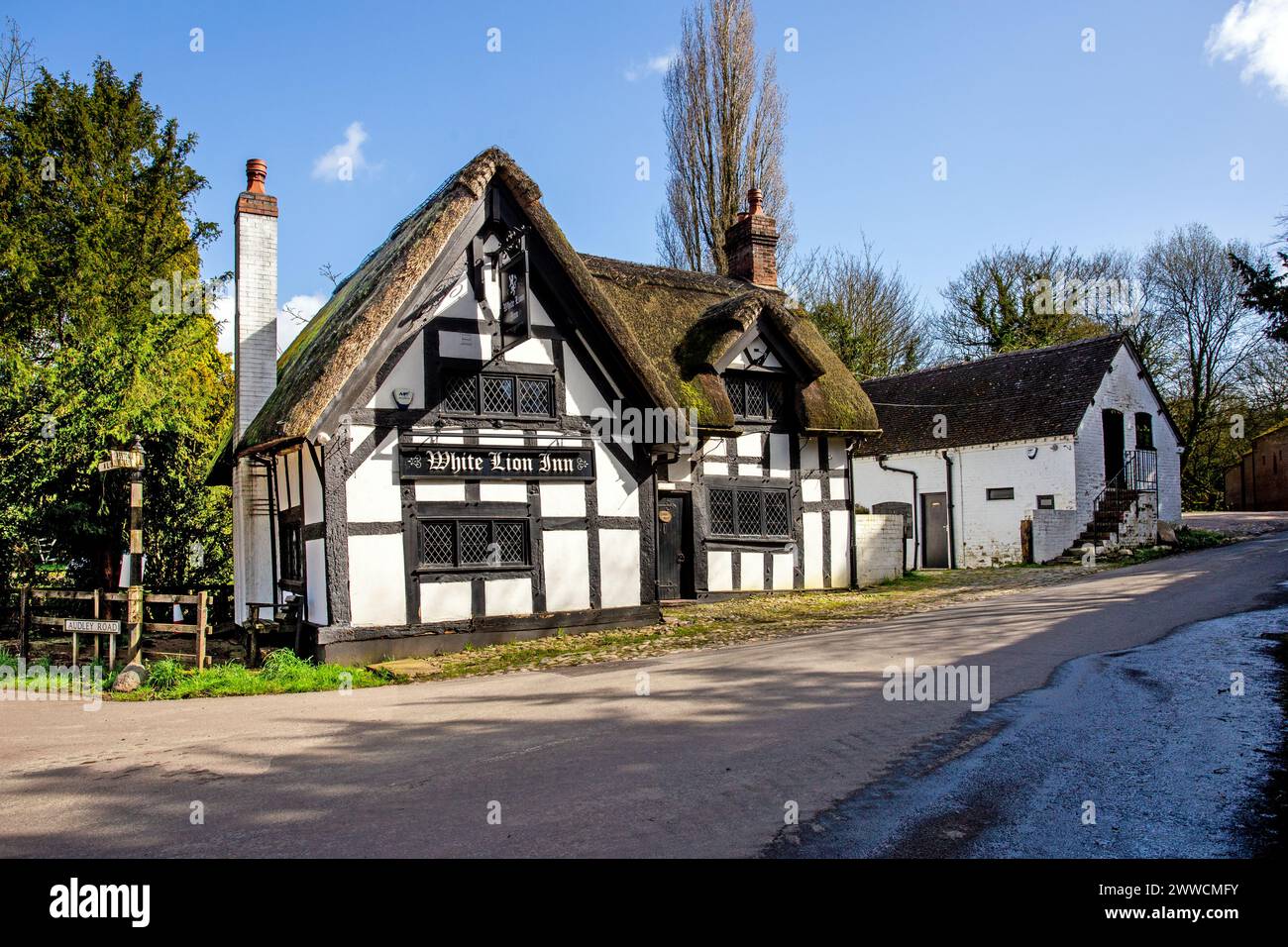 Le White Lion A17e siècle noir et blanc à colombages toit de chaume inn dans le village de Cheshire de Barthomley Banque D'Images
