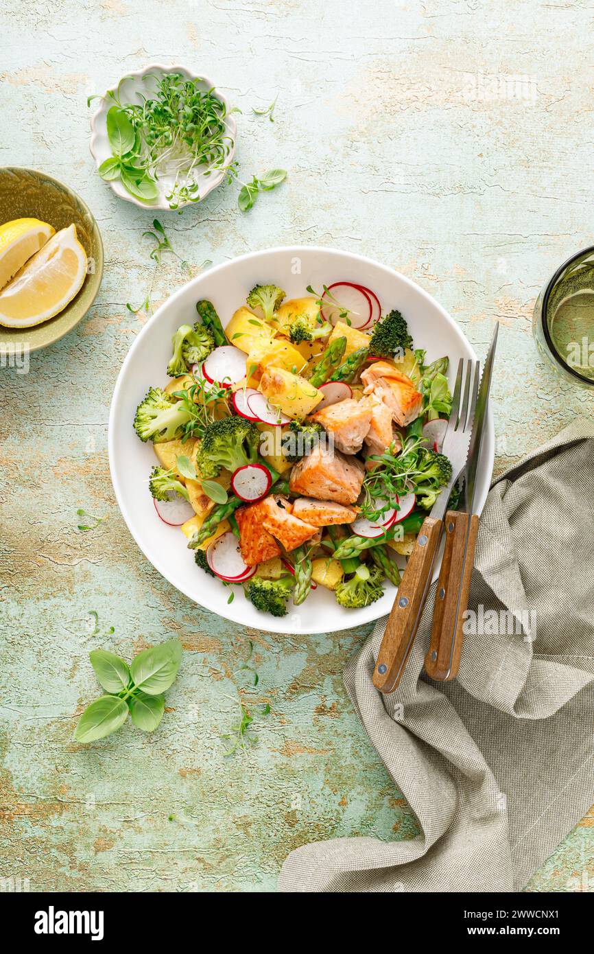 Salade de saumon et de pommes de terre avec asperges, brocoli et radis, vue de dessus Banque D'Images