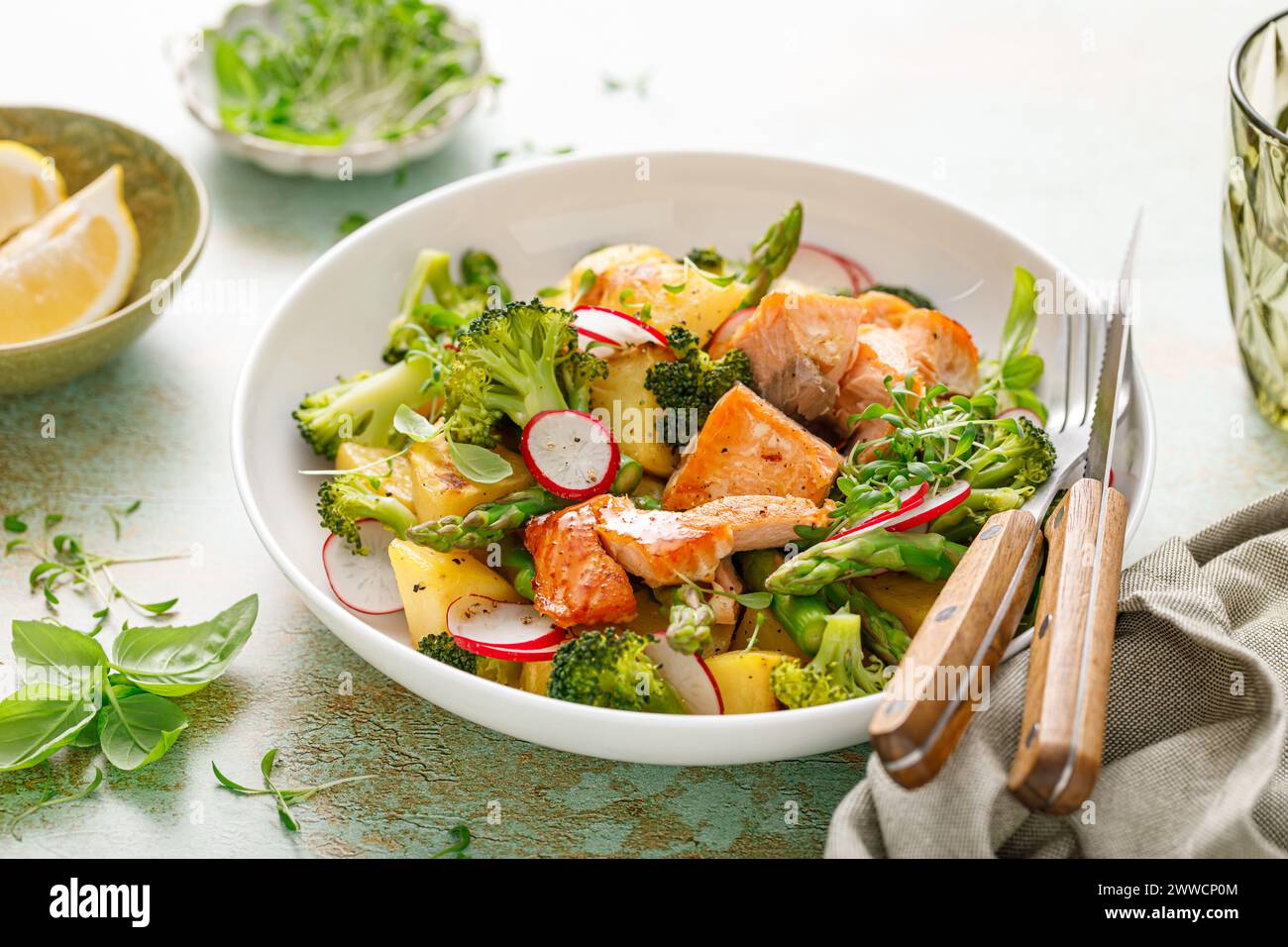 Salade de saumon et de pommes de terre avec asperges, brocoli et radis Banque D'Images