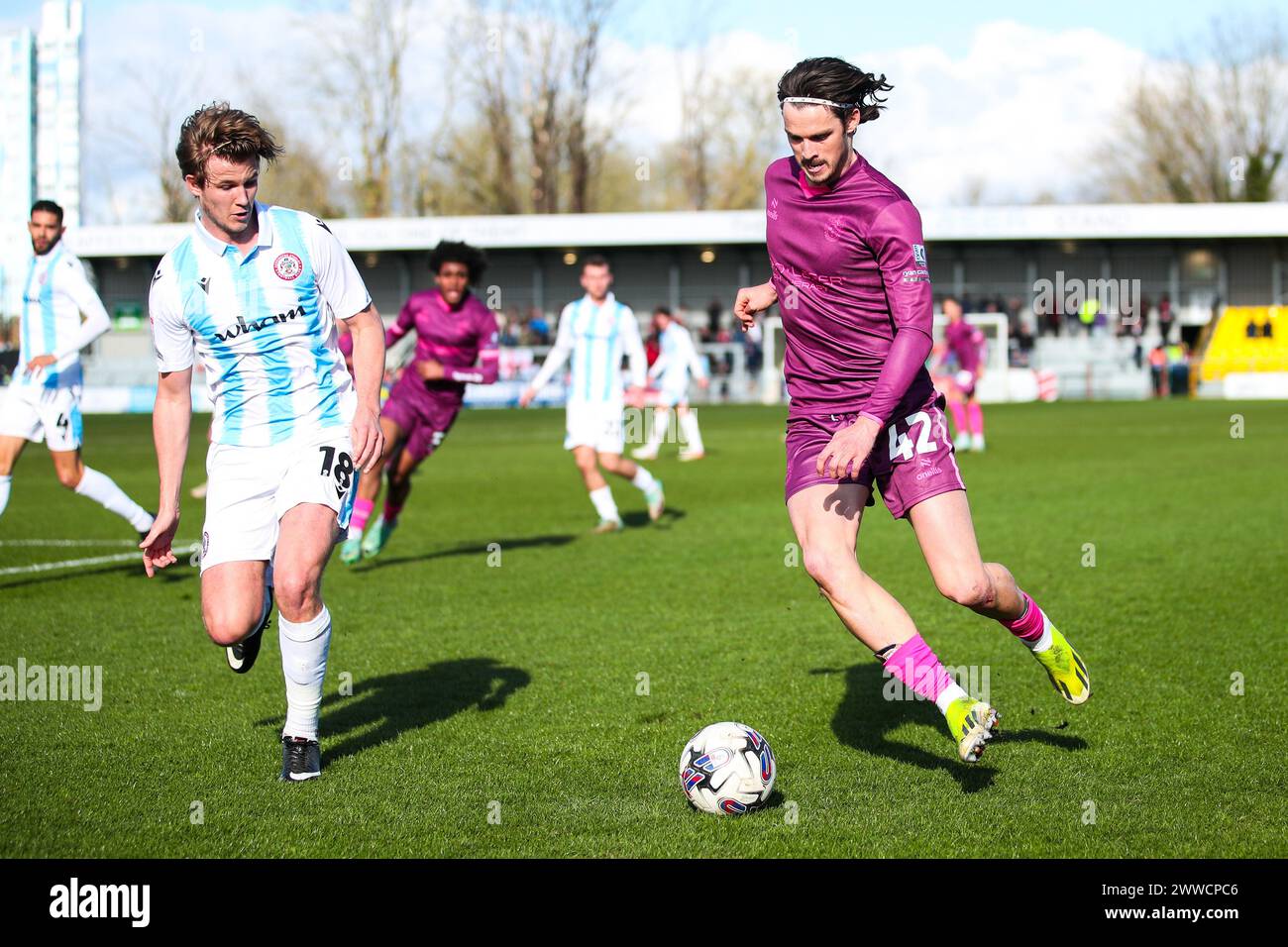 Tommy Leigh d'Accrington Stanley se bat pour le ballon contre Sam Hart de Sutton United lors du match de Sky Bet League Two au VBS Community Stadium de Sutton. Date de la photo : samedi 23 mars 2024. Banque D'Images