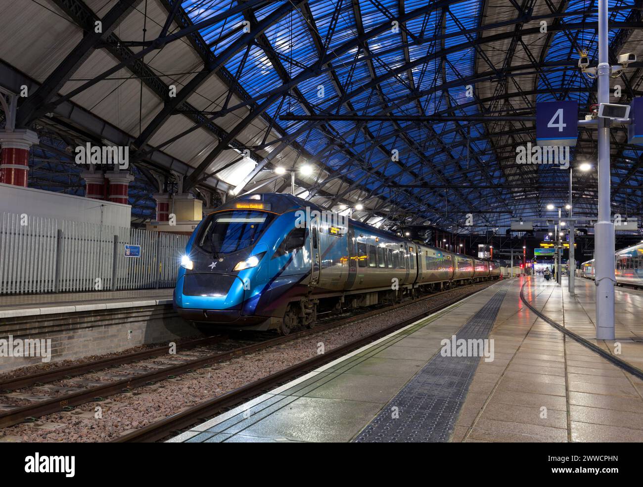 TransPennine Express CAF classe 397 train électrique 397012 à la gare Liverpool Lime Street avec un service écossais Banque D'Images