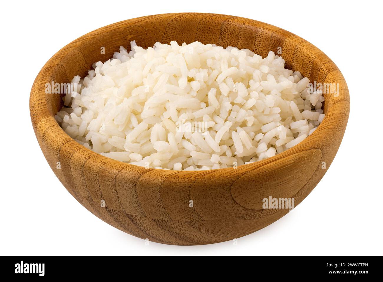 Riz blanc cuit dans un bol en bois foncé isolé sur blanc. Banque D'Images