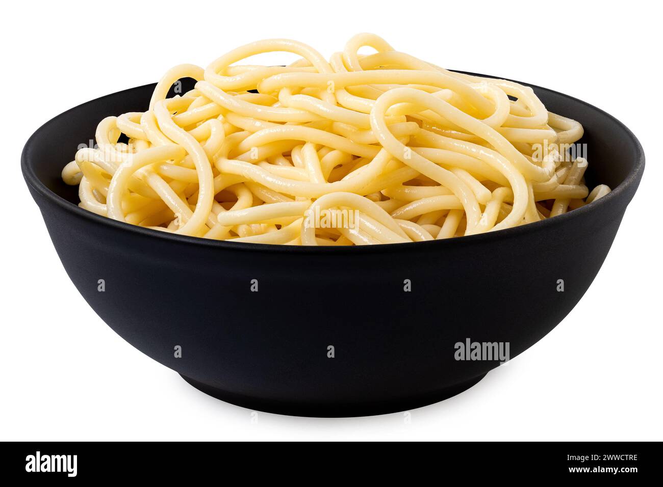 Spaghettis cuits dans un bol en céramique noire isolé sur blanc. Banque D'Images
