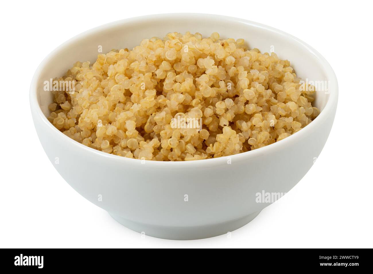 Quinoa blanc cuit dans un bol en céramique blanche isolé sur blanc. Banque D'Images